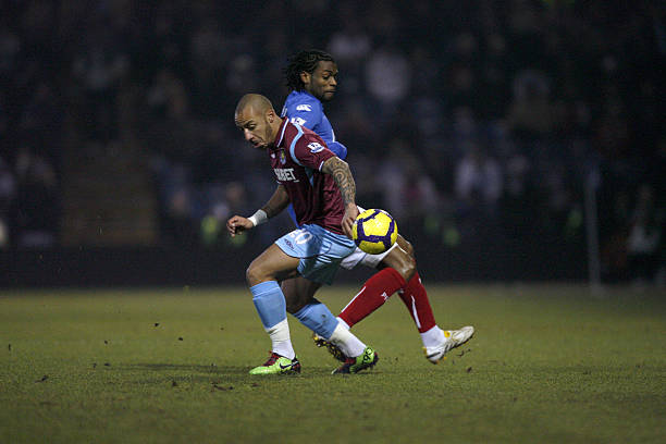 用一脚石破 用一脚石破